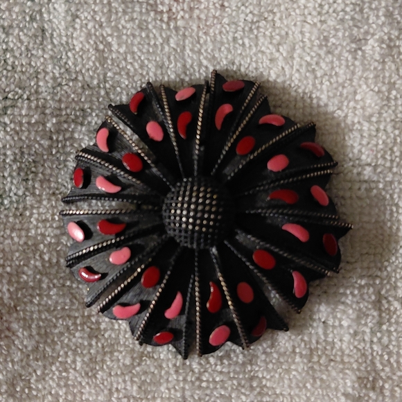 Alan J Elegant Black and Red Floral Brooch - Picture 2 of 7